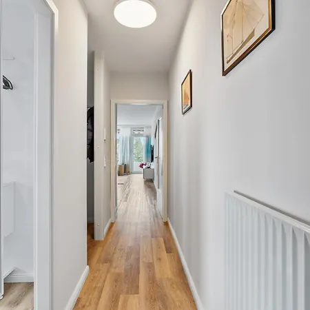 Cls City-wohnung Im Zentrum Von Mit Balkon Und Parkplatz, Alles In 5 Minuten Erreichbar Restaurants, Baeckerei Junge, Strand, Frisoer, Massage, Ideale Anbindung Schoen Klinik Neustadt شقة