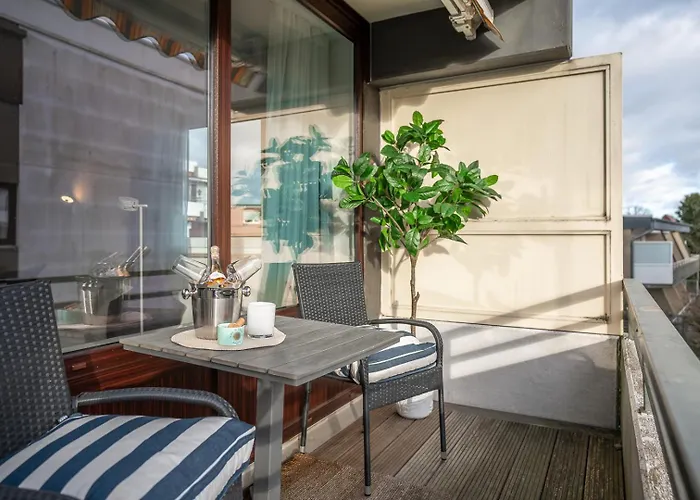 Cls City-wohnung Im Zentrum Von Mit Balkon Und Parkplatz, Alles In 5 Minuten Erreichbar Restaurants, Bäckerei Junge, Strand, Frisör, Massage, Ideale Anbindung Schön Klinik Neustadt