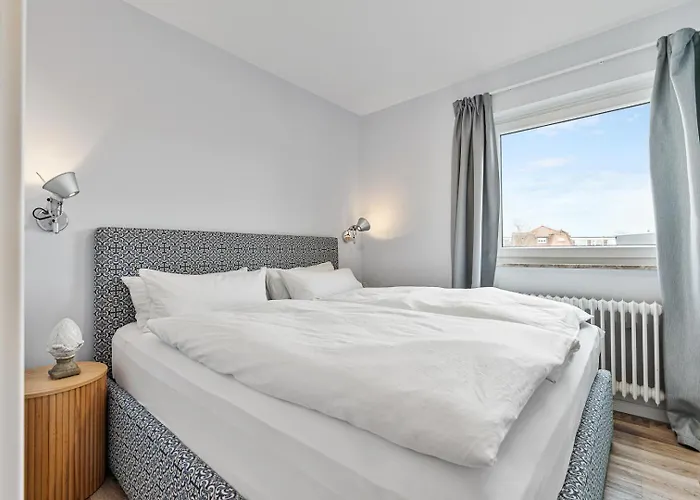 Cls City-wohnung Im Zentrum Von Mit Balkon Und Parkplatz, Alles In 5 Minuten Erreichbar Restaurants, Bäckerei Junge, Strand, Frisör, Massage, Ideale Anbindung Schön Klinik Neustadt Apartment